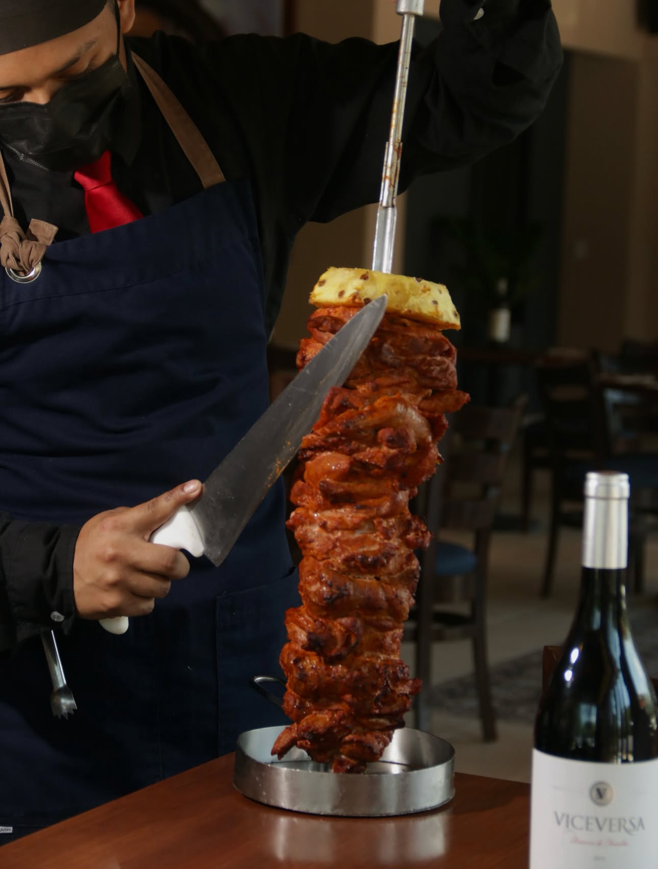 Mesa servida con parrilla y acompañamientos