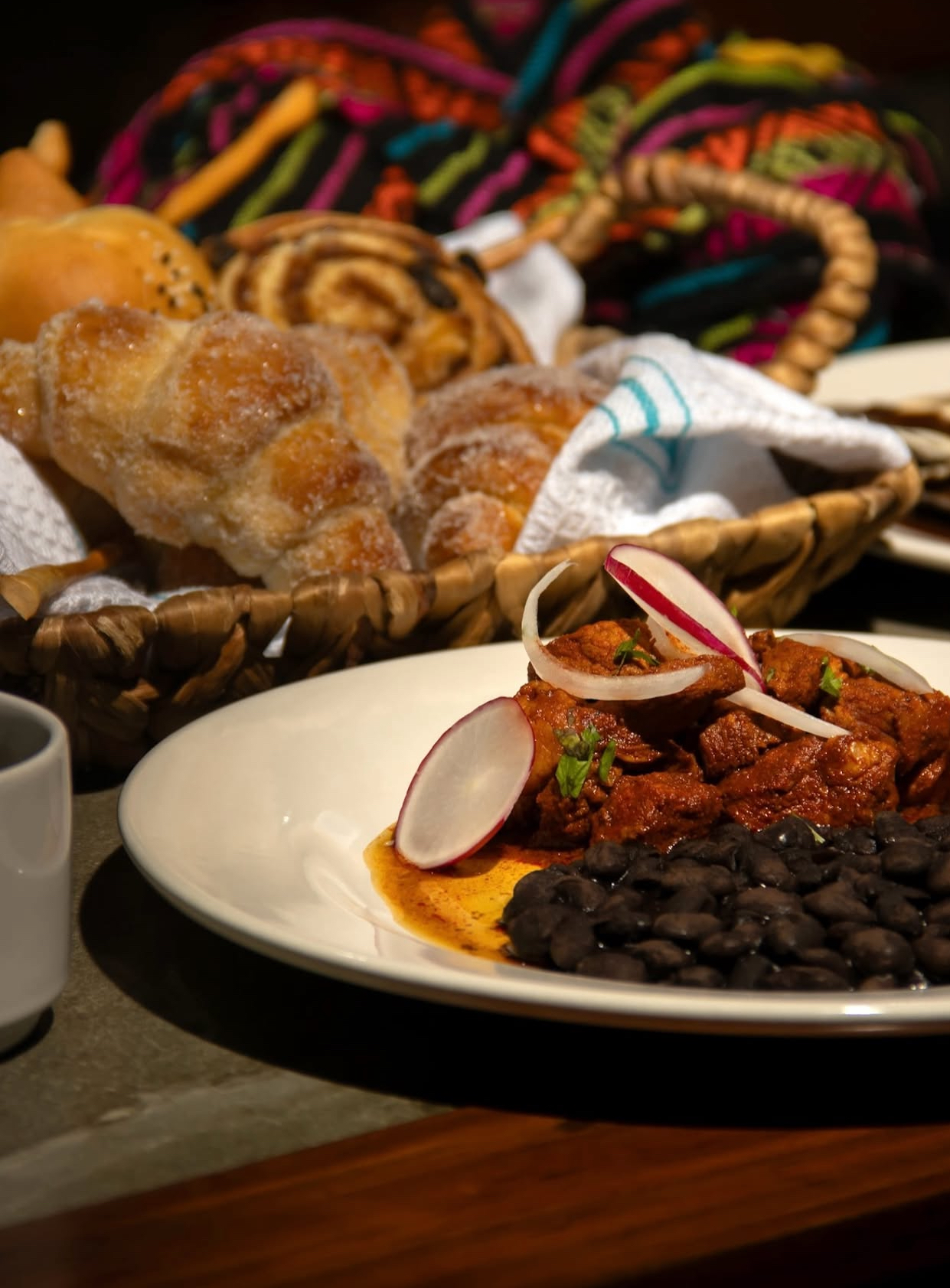 Barista preparando café